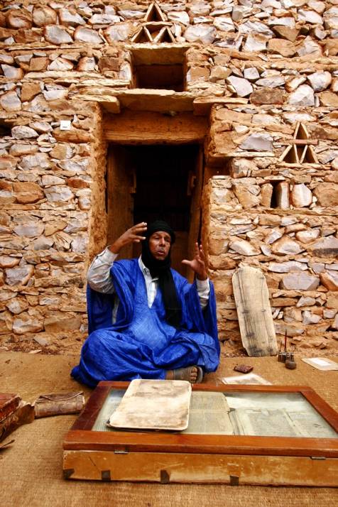 uomo nelle biblioteche del deserto in mauritania