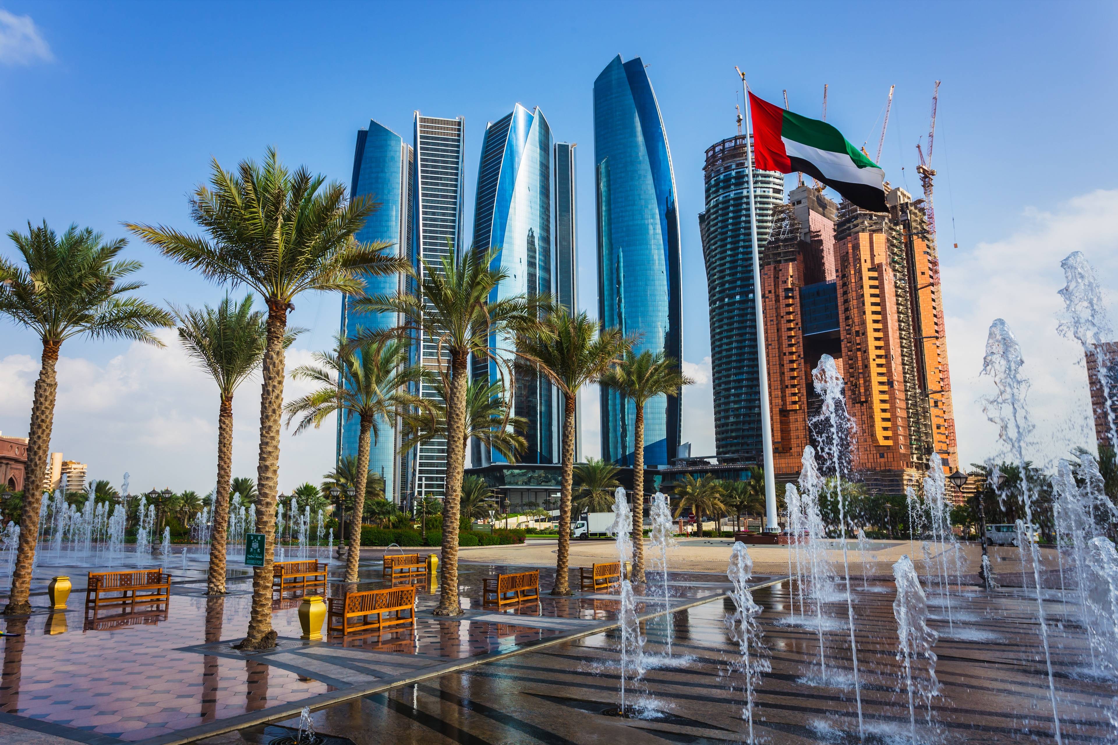 Grattacieli di Abu Dhabi con palme