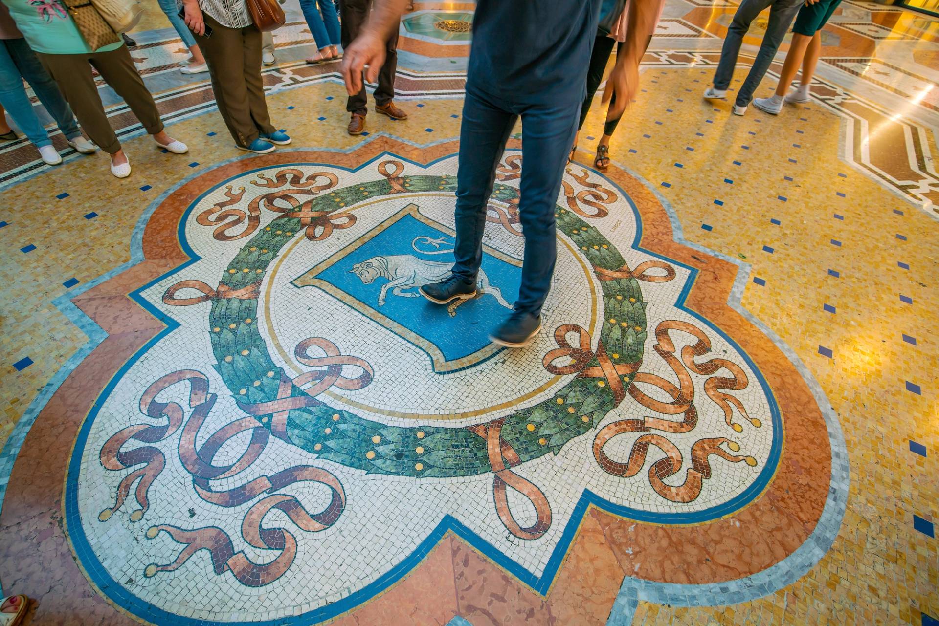palle del toro galleria vittorio emanuele milano