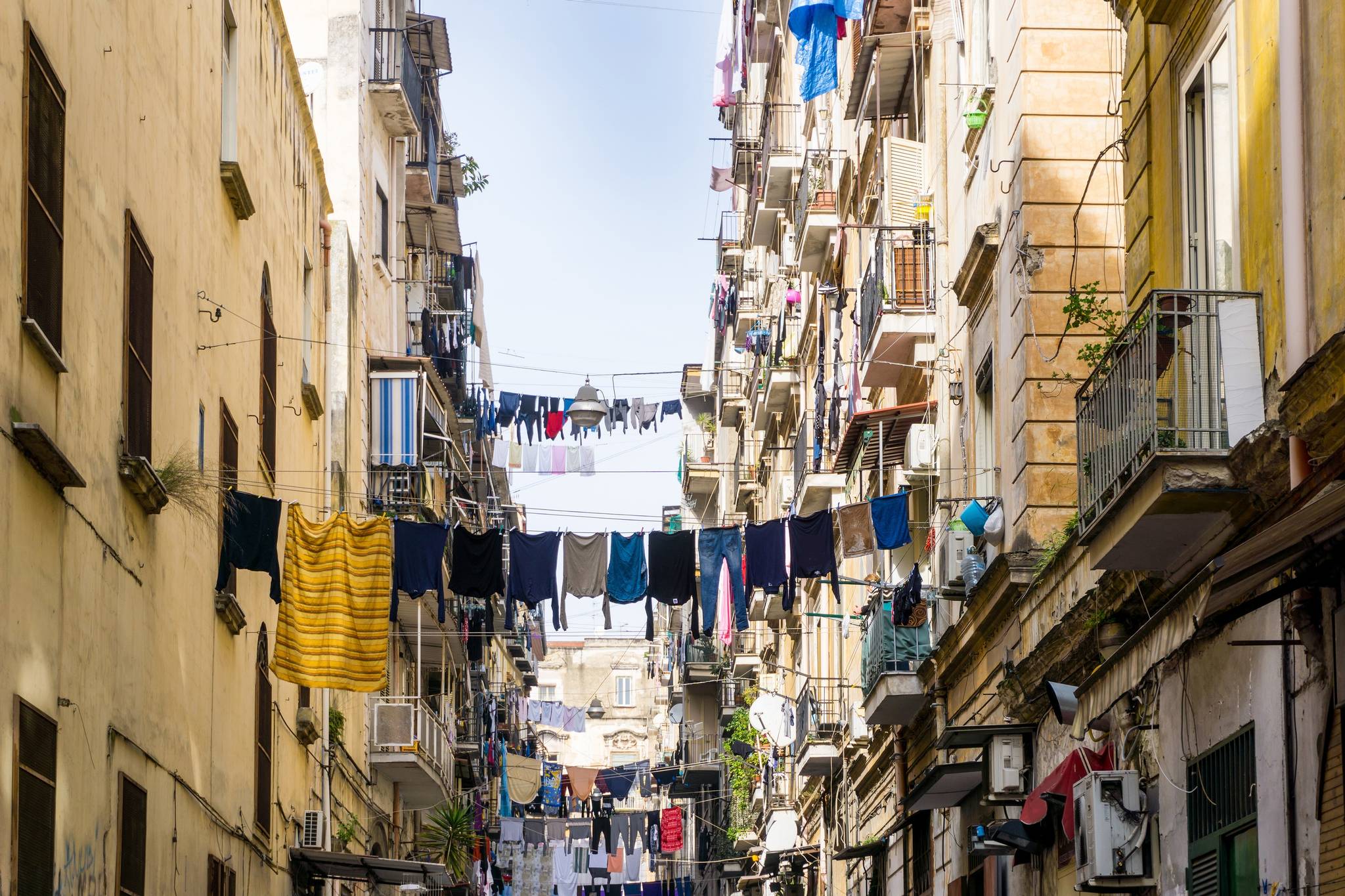 un vicolo di Napoli con panni stesi