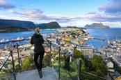 donna terrazza panoramica alesund norvegia