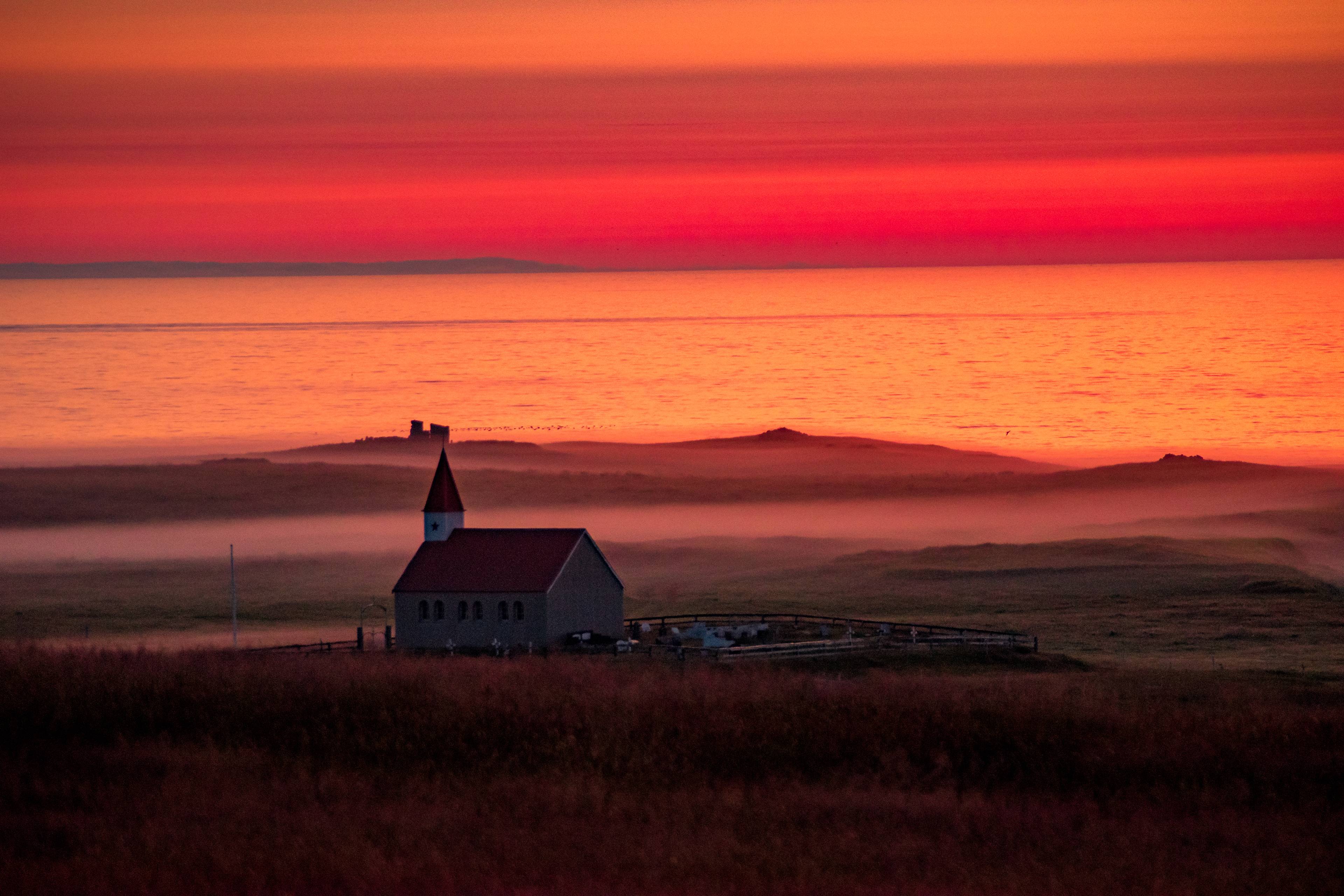 sole di mezzanotte cielo rosso chiesa islanda