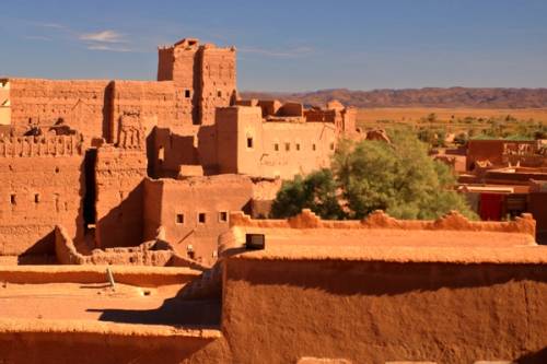 antica città rossa di ourzazate in mezzo al deserto