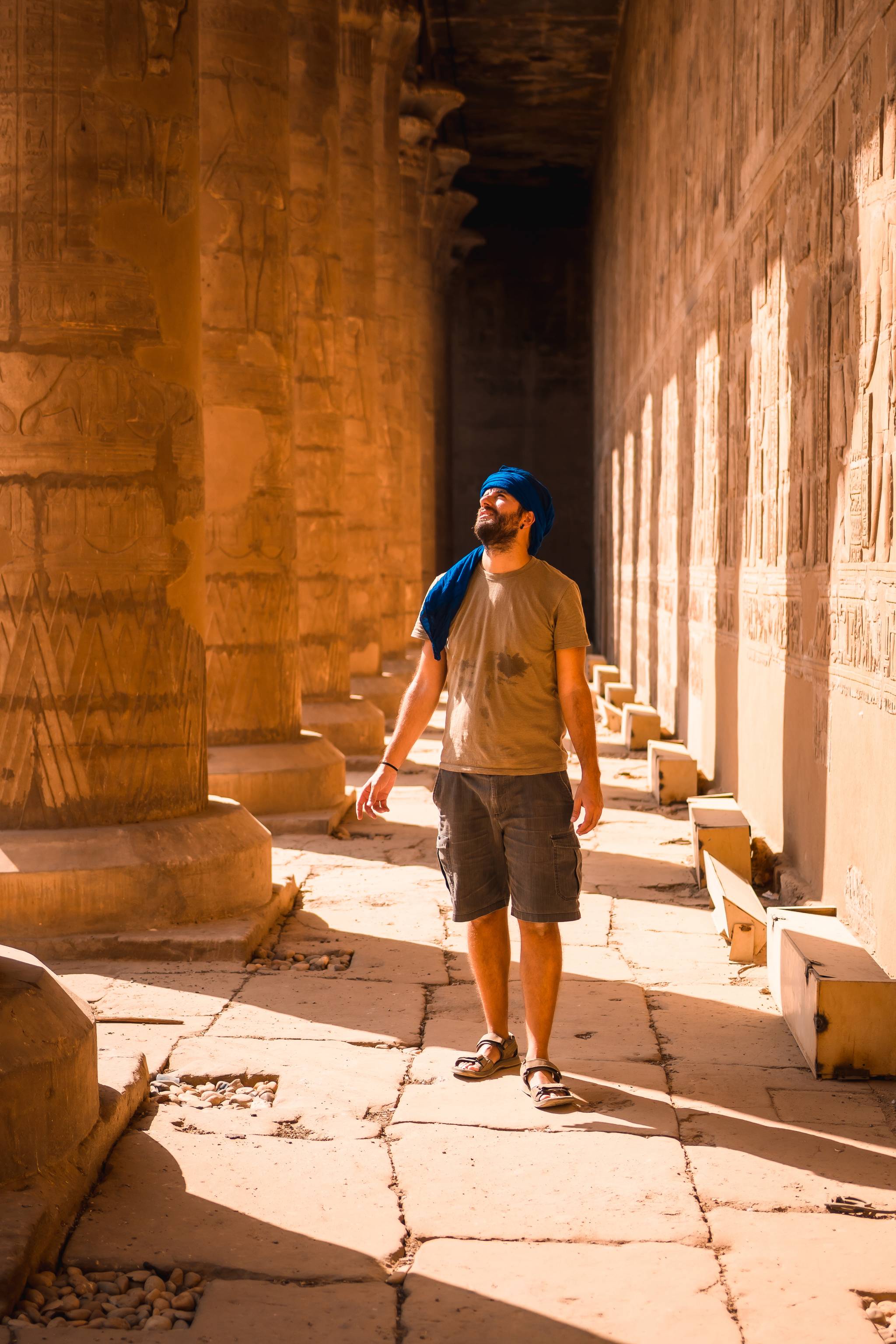 turista al tempio di edfu