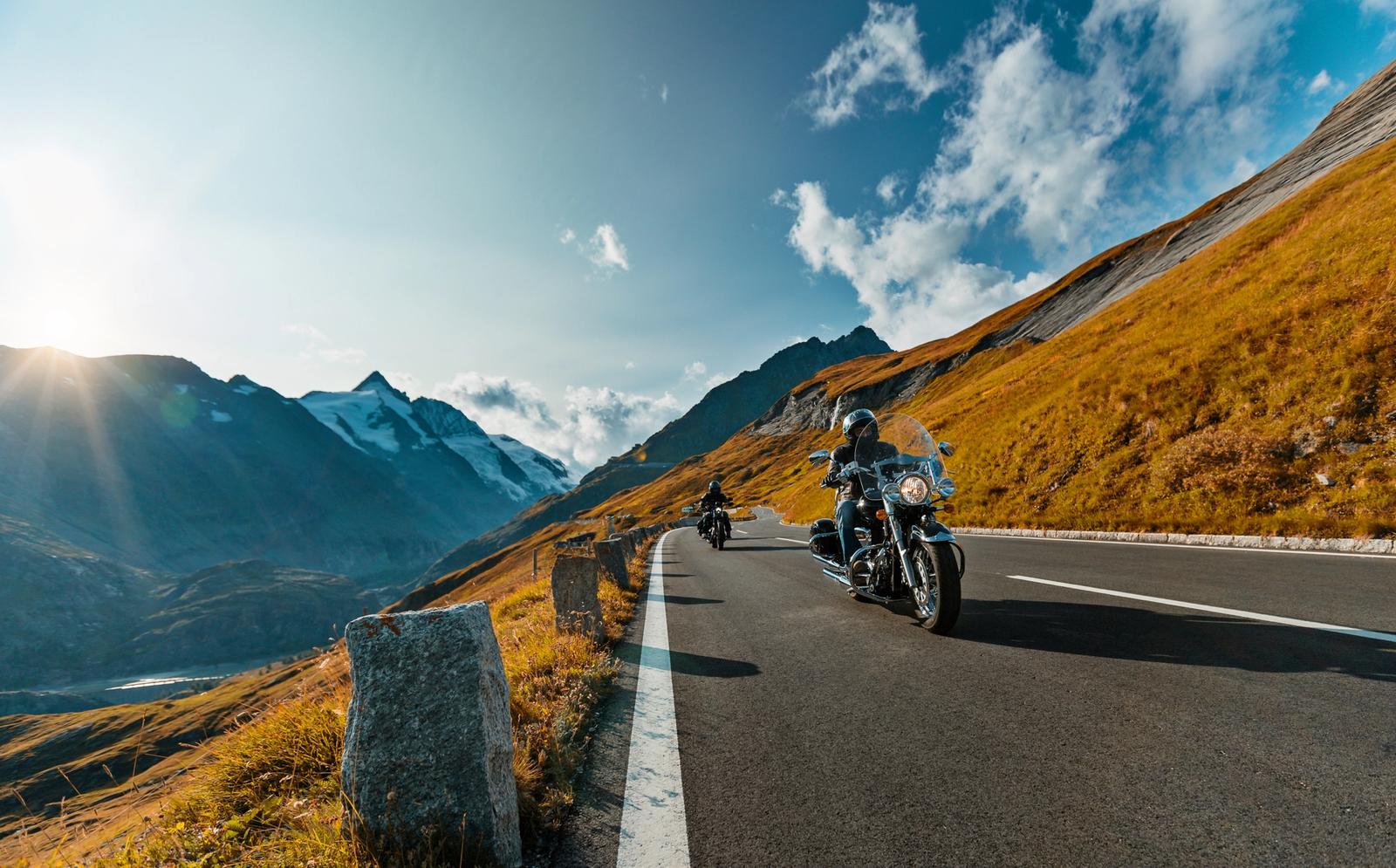 strada panoramica di montagna in moto