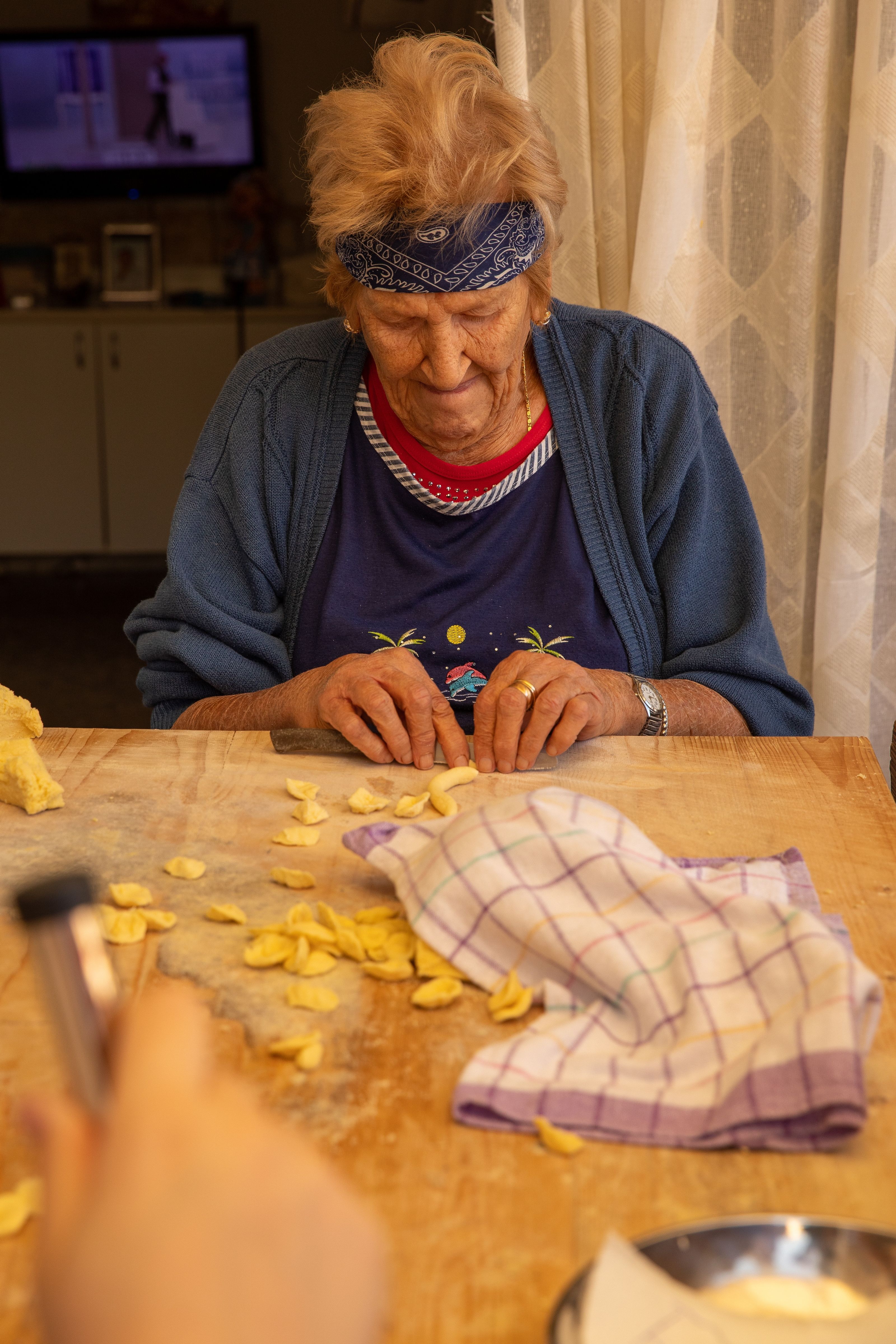 signora prepara orecchiette pugliesi fatte in casa