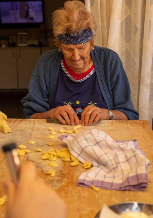 signora prepara orecchiette pugliesi fatte in casa