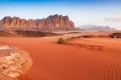 deserto del wadi rum con sabbia rossa