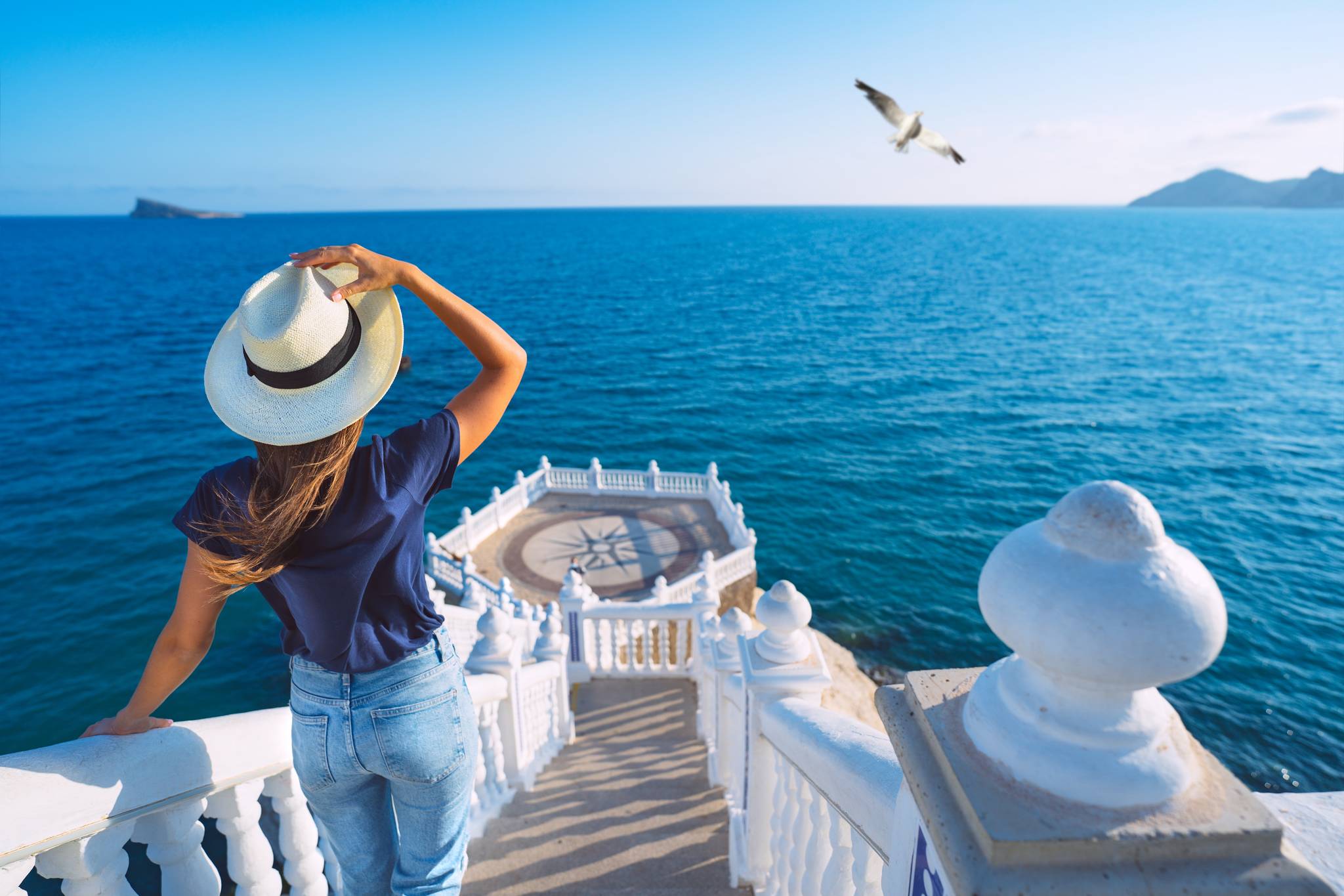 donna si tiene cappello per il vento in spagna