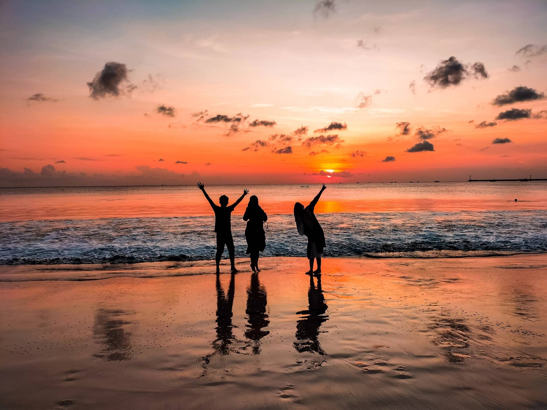 ragazzi di spalle al mare al tramonto