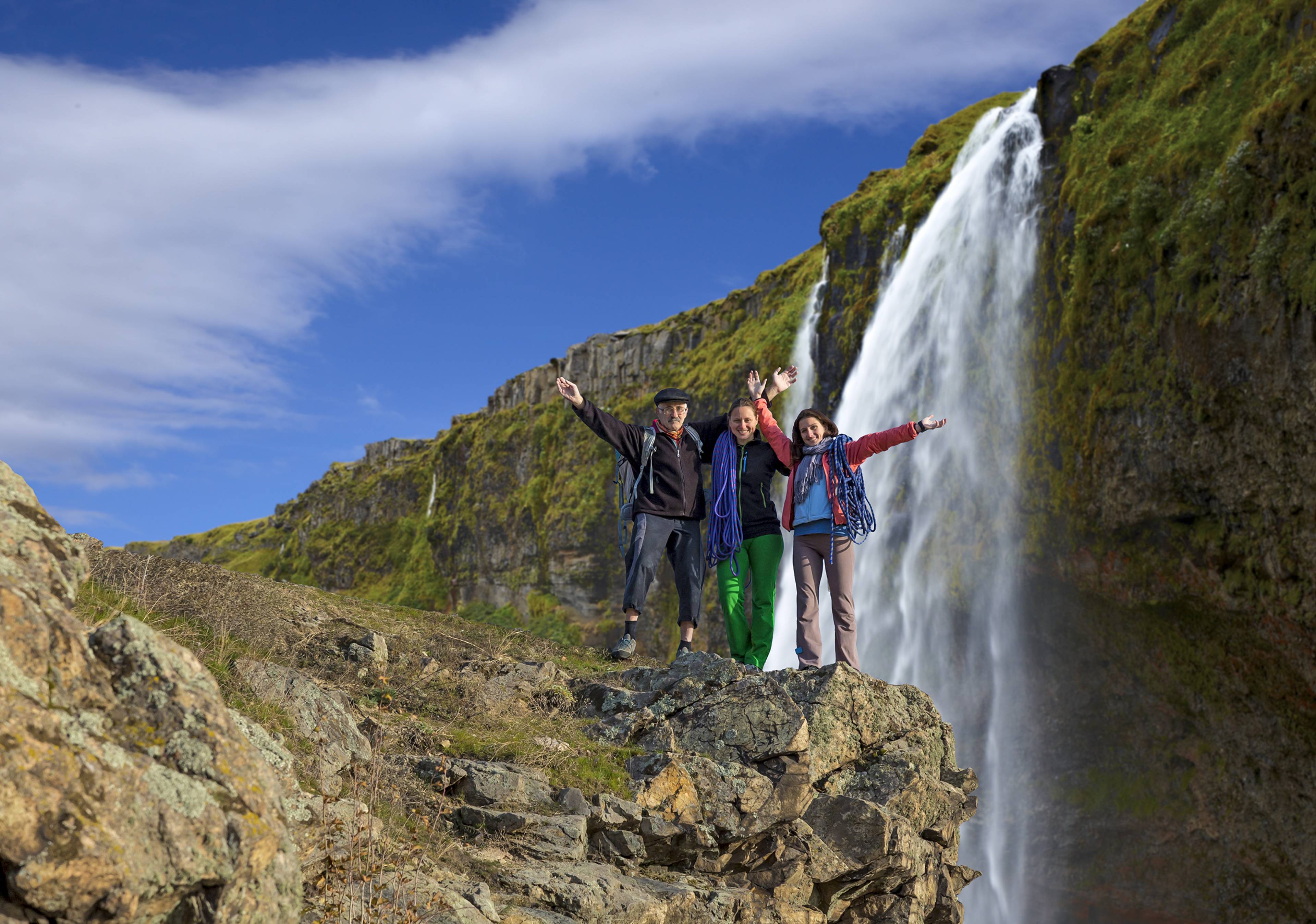 gruppo viaggiatori e viaggiatrici cascata islanda