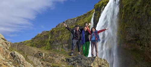 gruppo viaggiatori e viaggiatrici cascata islanda