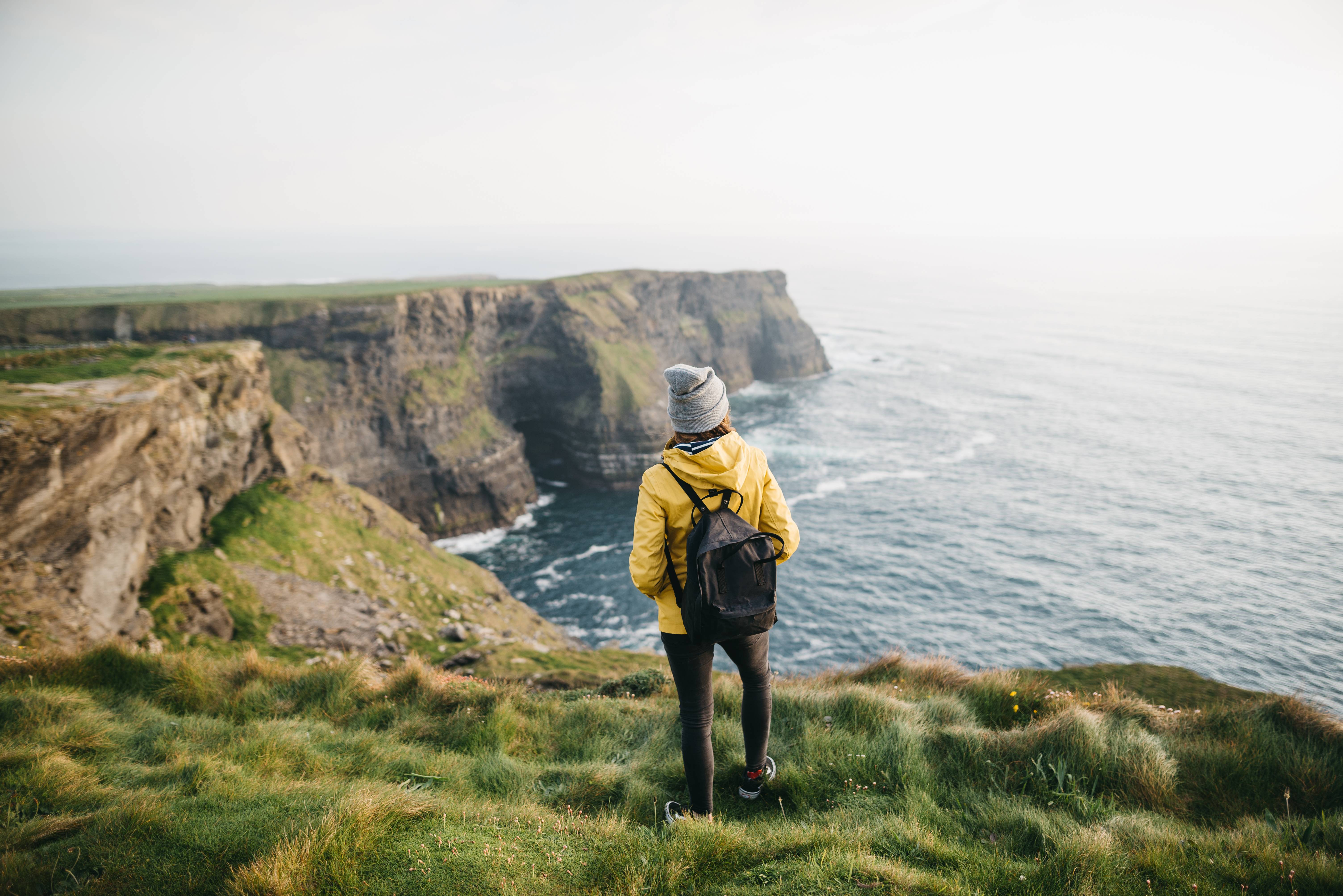 ragazza di spalle sulle scogliere di moher irlanda