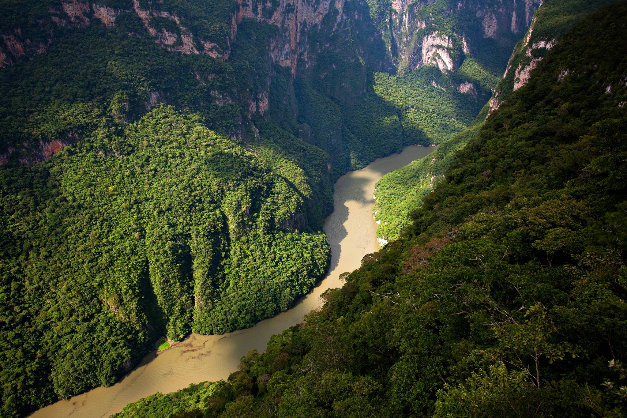 Valle attraversata da un fiume in Messico