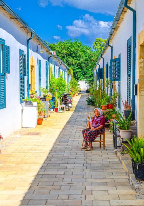 donna anziana tra le case colorate di cipro