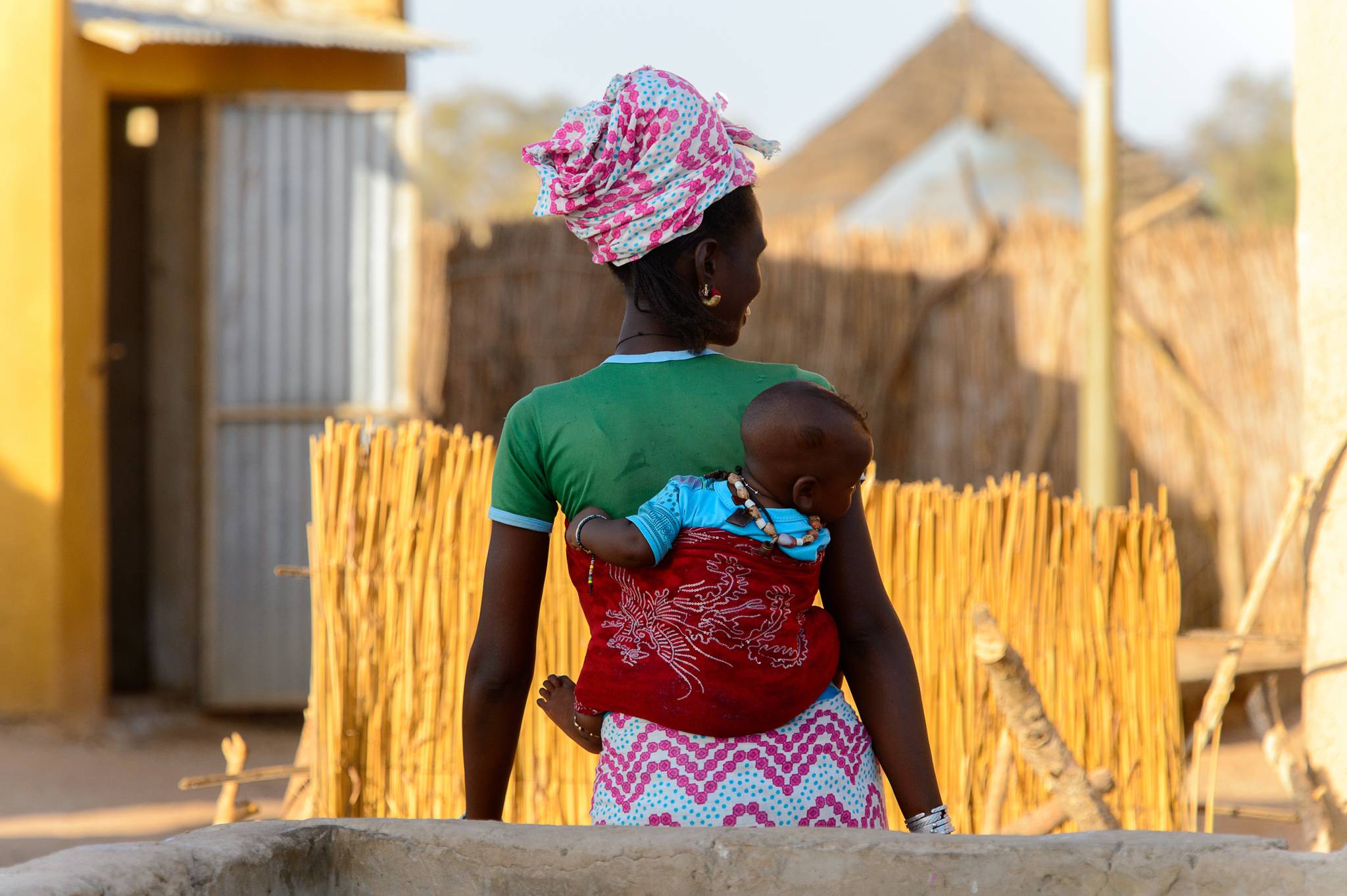 donna senegalese con neonato sulla schiena