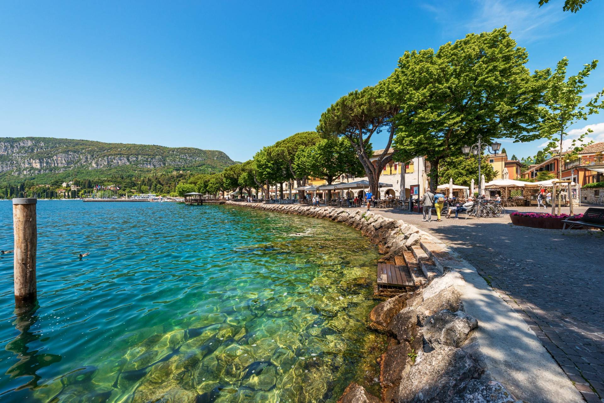 passeggiata sul lago di garda estate