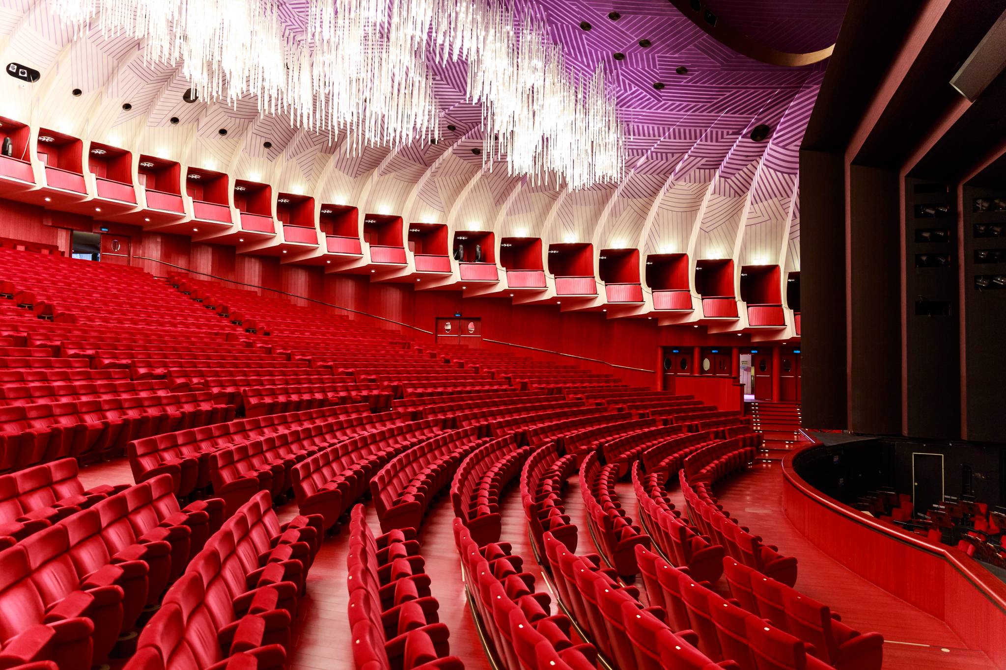poltrone rosse nel teatro regio di torino