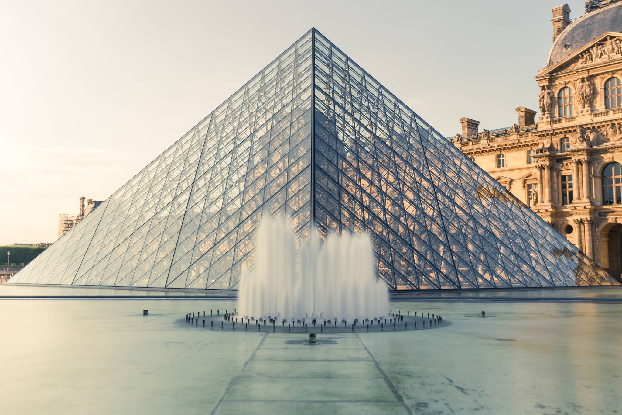 piramide del louvre all alba