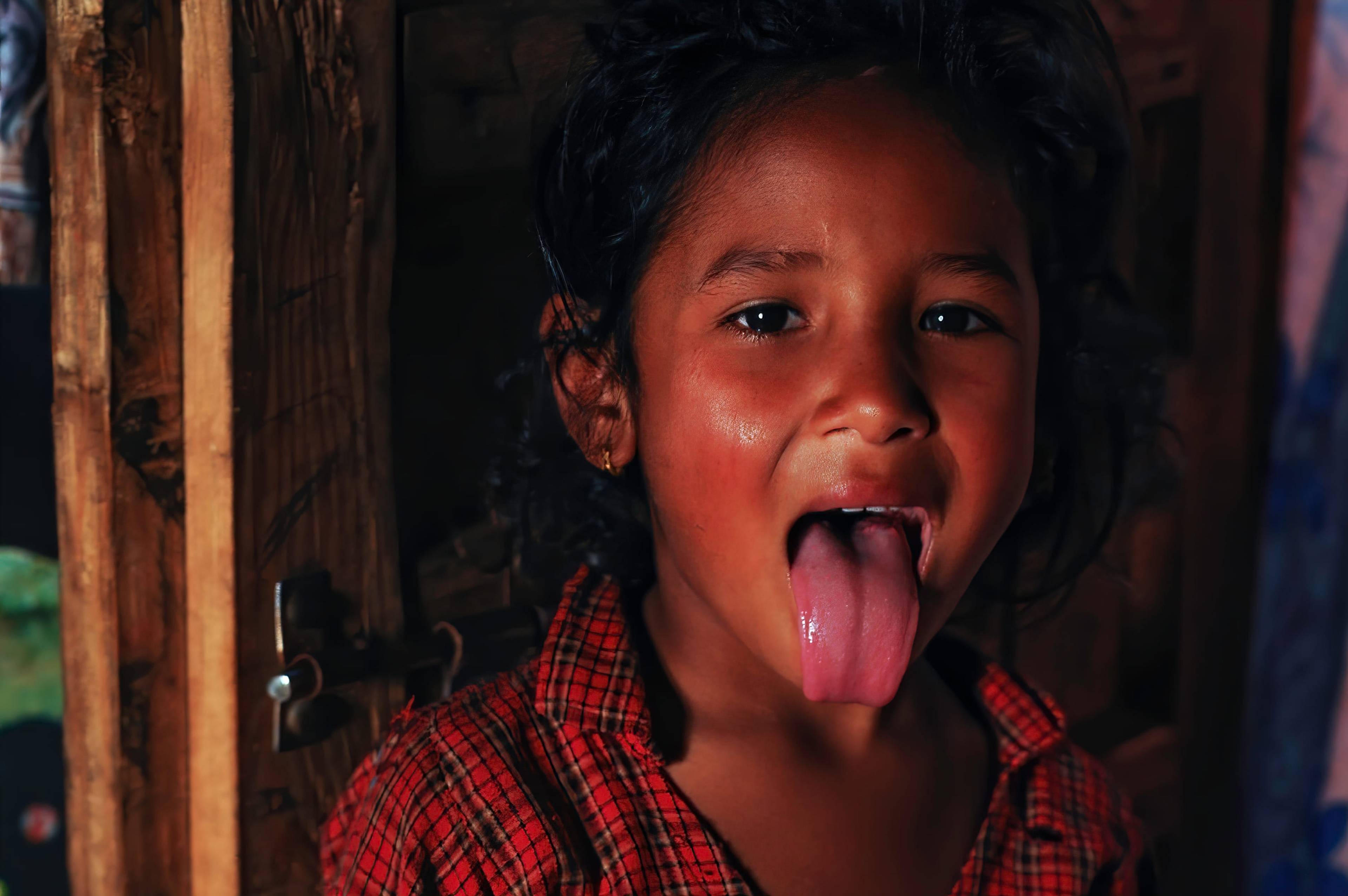 bambina mostra la lingua al fotografo