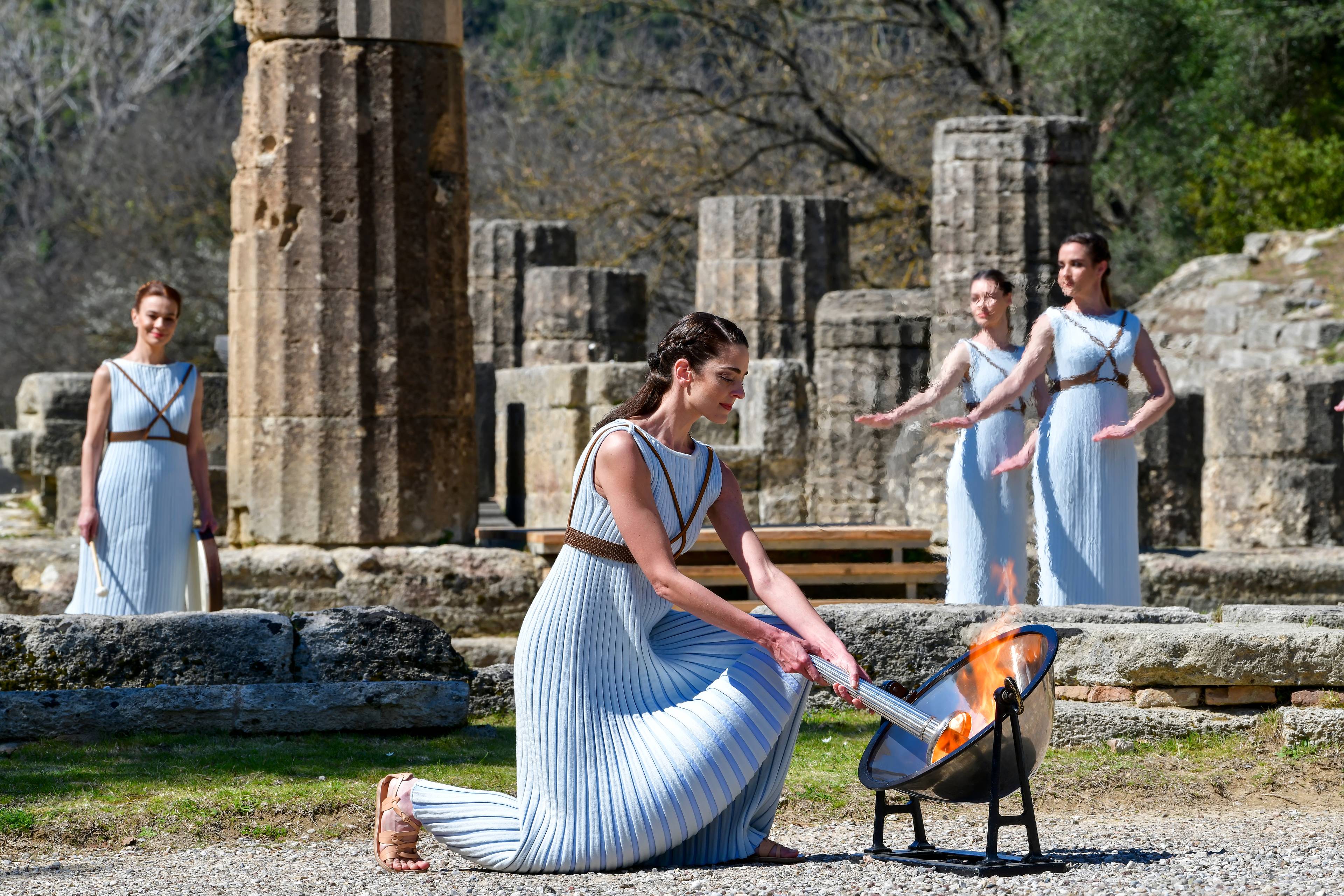 sacerdotessa accende fiamma olimpica a olimpia grecia