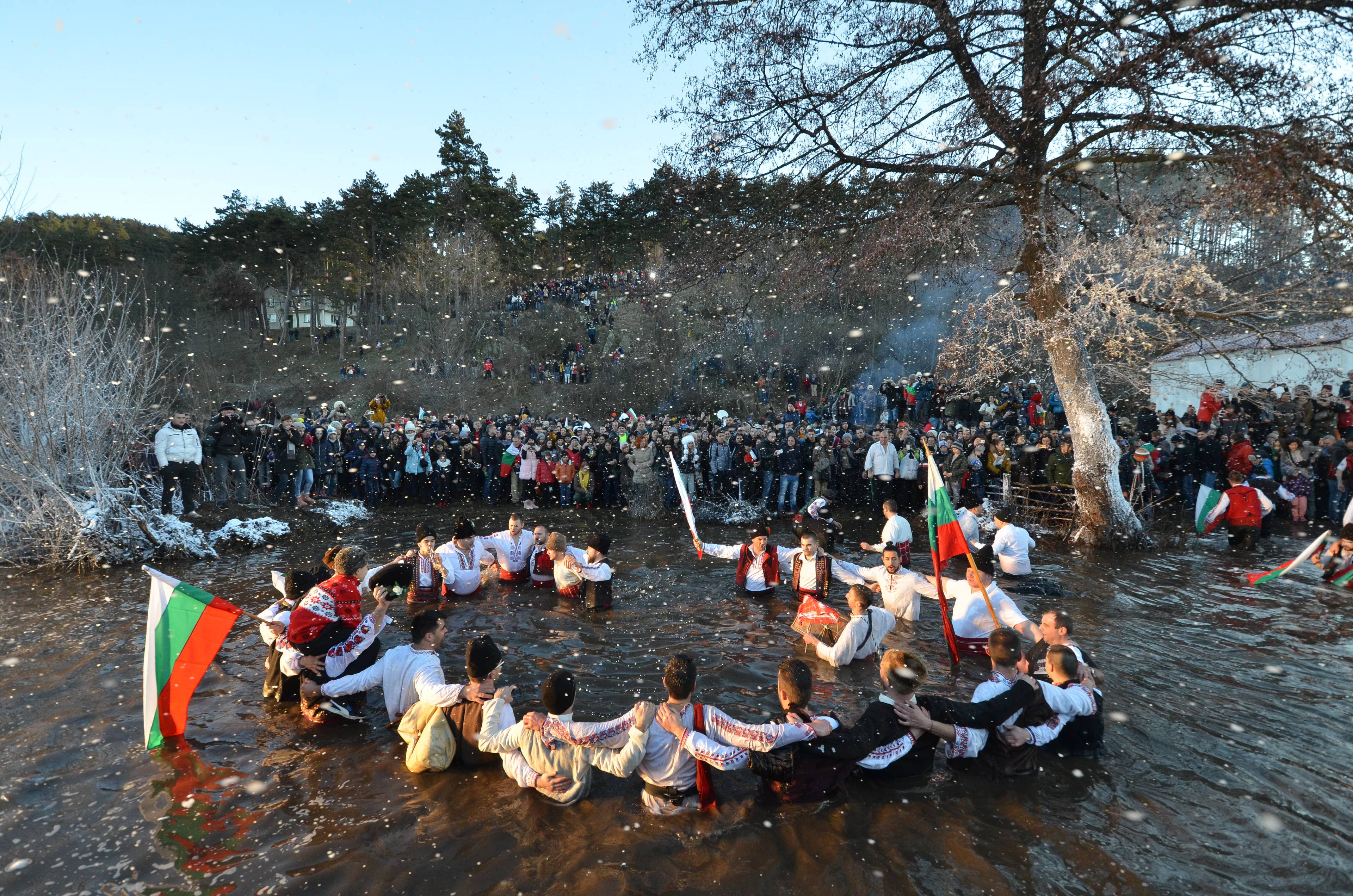 persone nel lago ghiacciato epifania in bulgaria