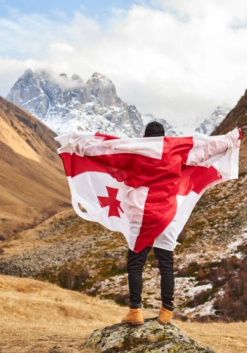 ragazzo con bandiera della georgia