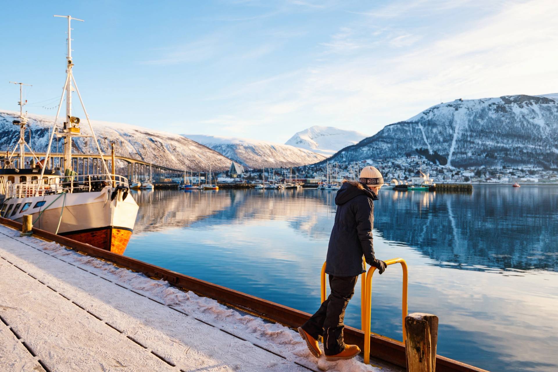 ragazzo sul fiordo di tromso in inverno norvegia