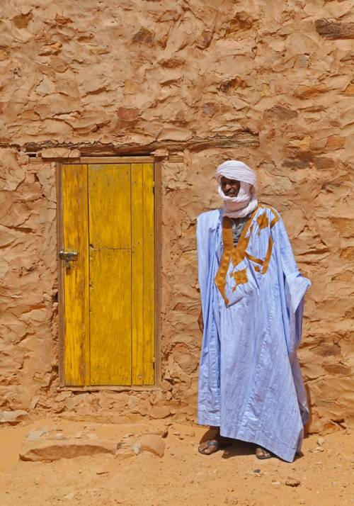 uomo davanti a porta colorata a chinguetti