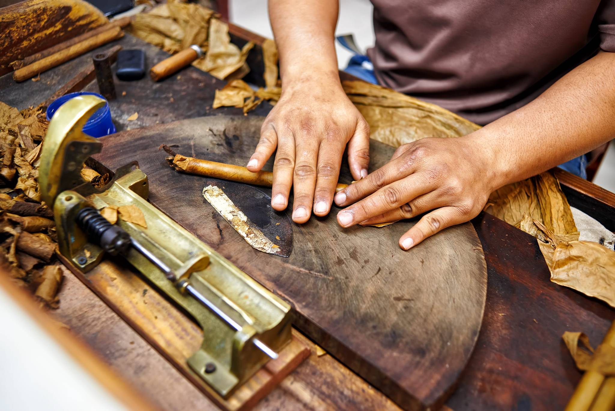 produzione tradizionale in una bottega di sigari a cuba