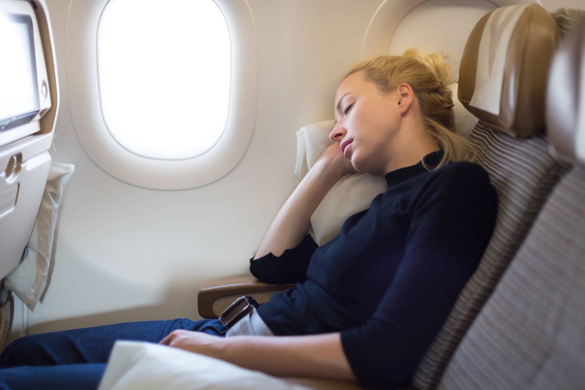 ragazza che dorme in aereo