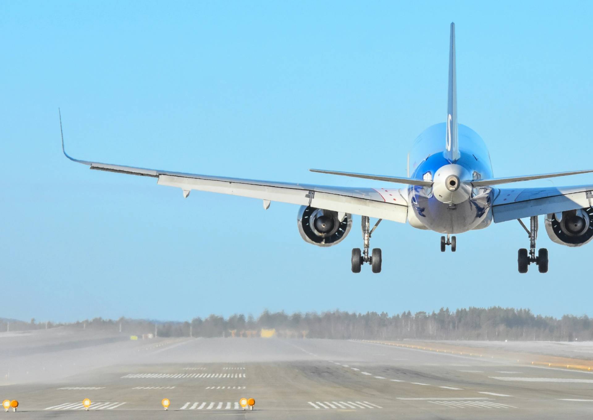 aereo sulla pista d atterraggio 