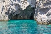 Grotta nel mare cristallino in Sicilia