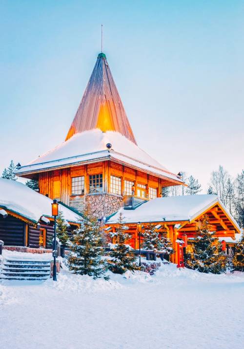 villaggio di babbo natale illuminato nella neve