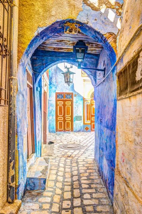 strade di tunisi colorate di blu