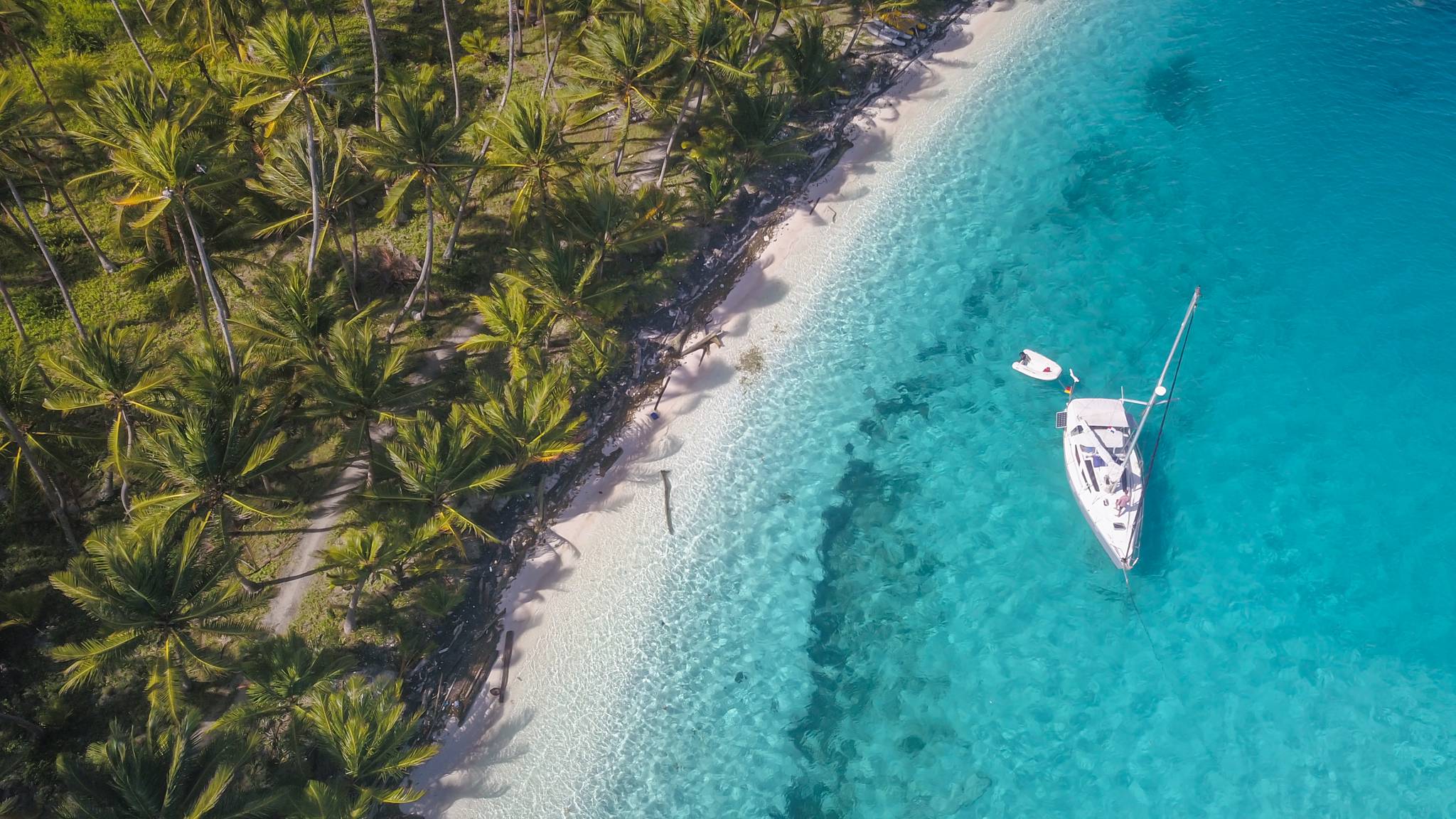 spiaggia bianca a panama con barca