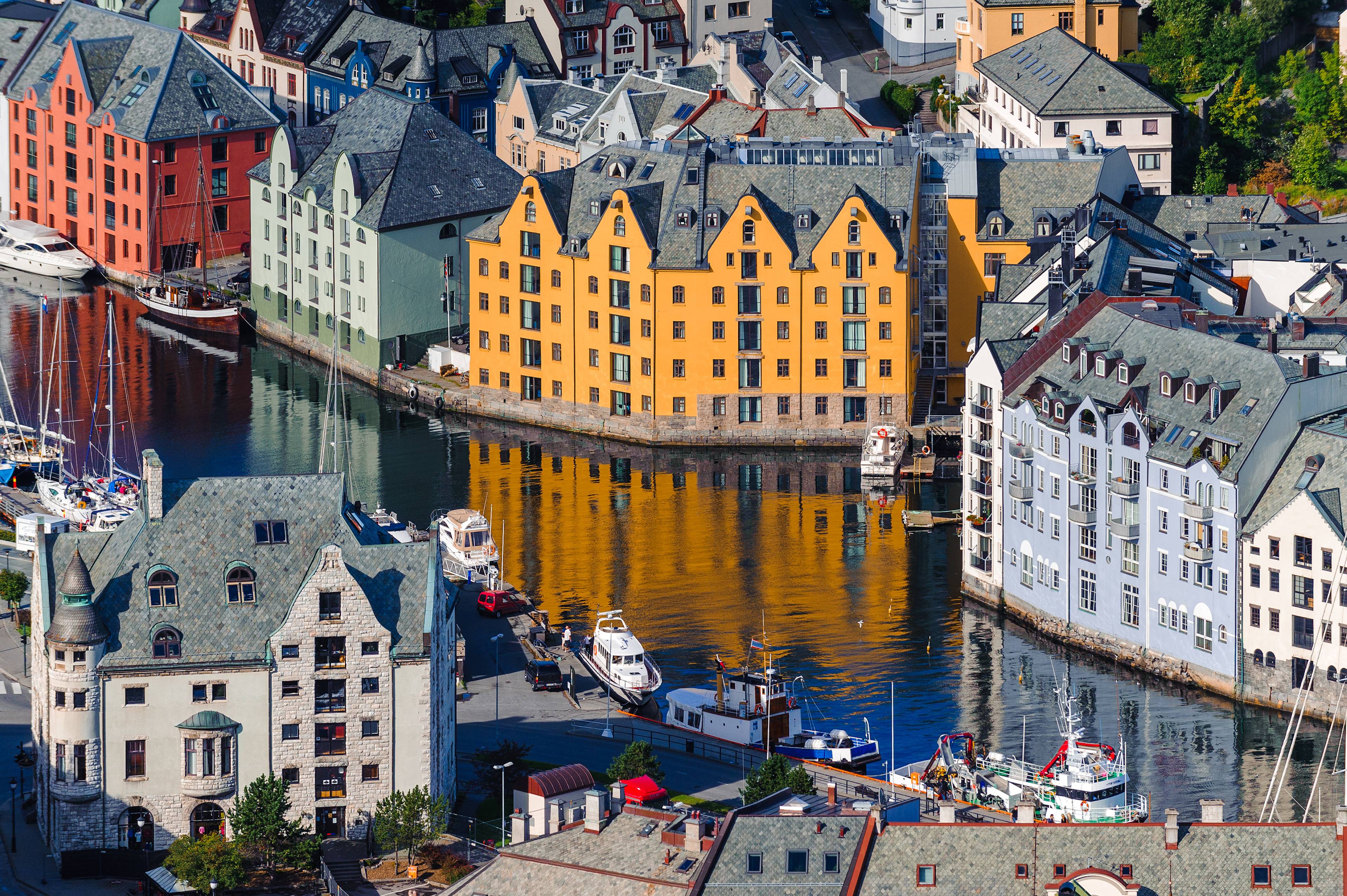 case sul canale alesund norvegia