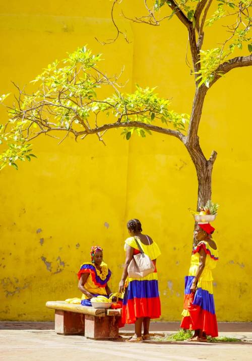 donne colombiane vestite con abiti tradizionali