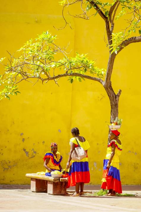 donne colombiane vestite con abiti tradizionali