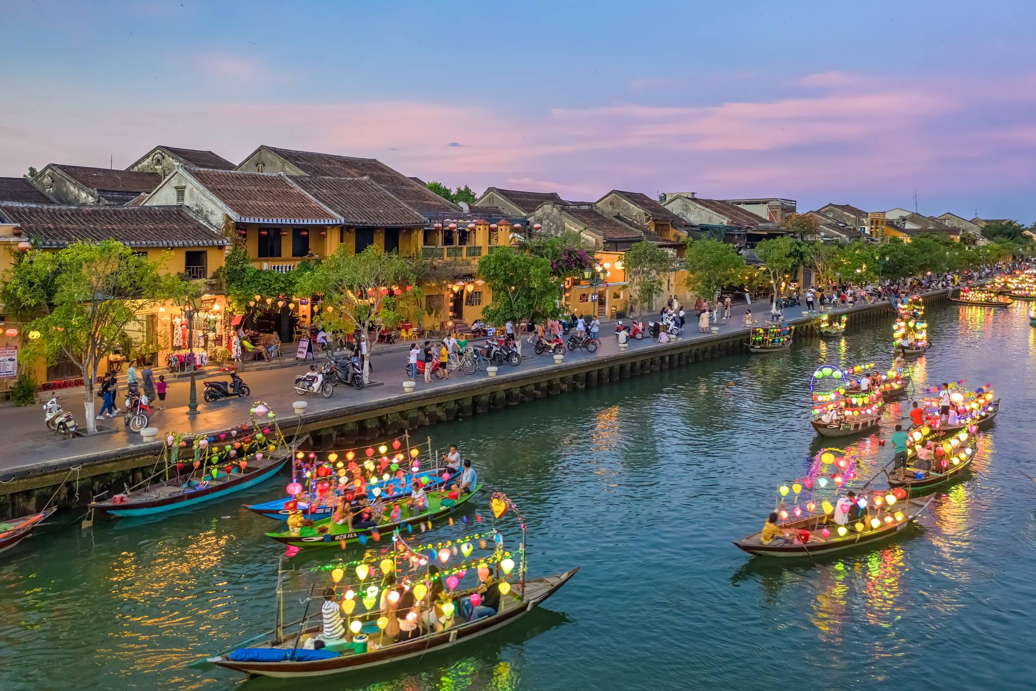 hoi an illuminata con le lanterne di sera