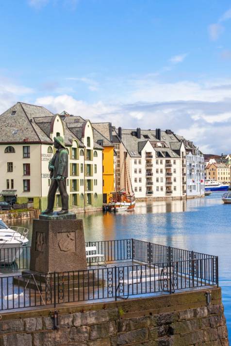 alesund norvegia statua case colorate