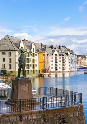 alesund norvegia statua case colorate