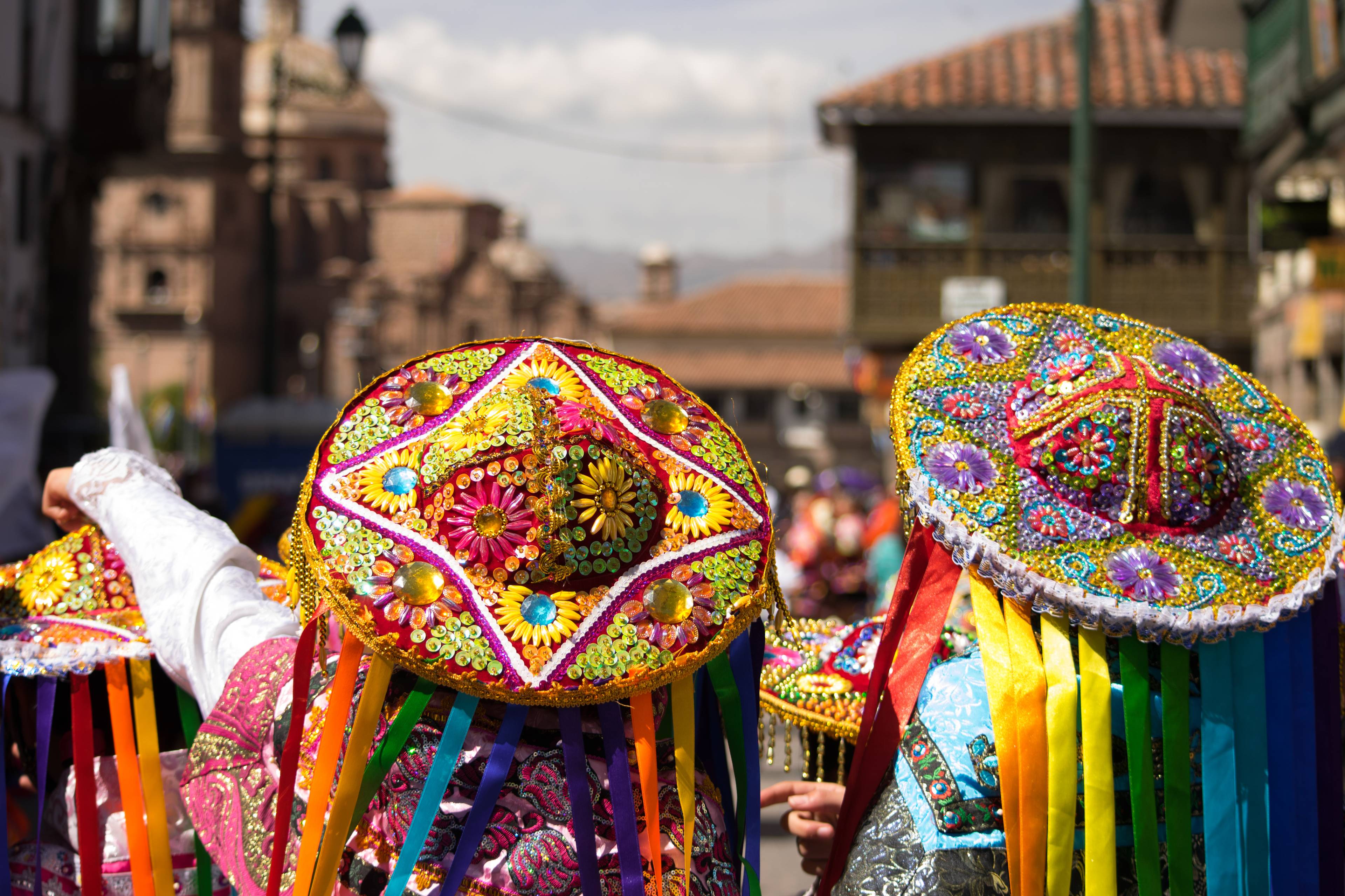 donne peruviane con cappelli colorati