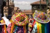 donne peruviane con cappelli colorati