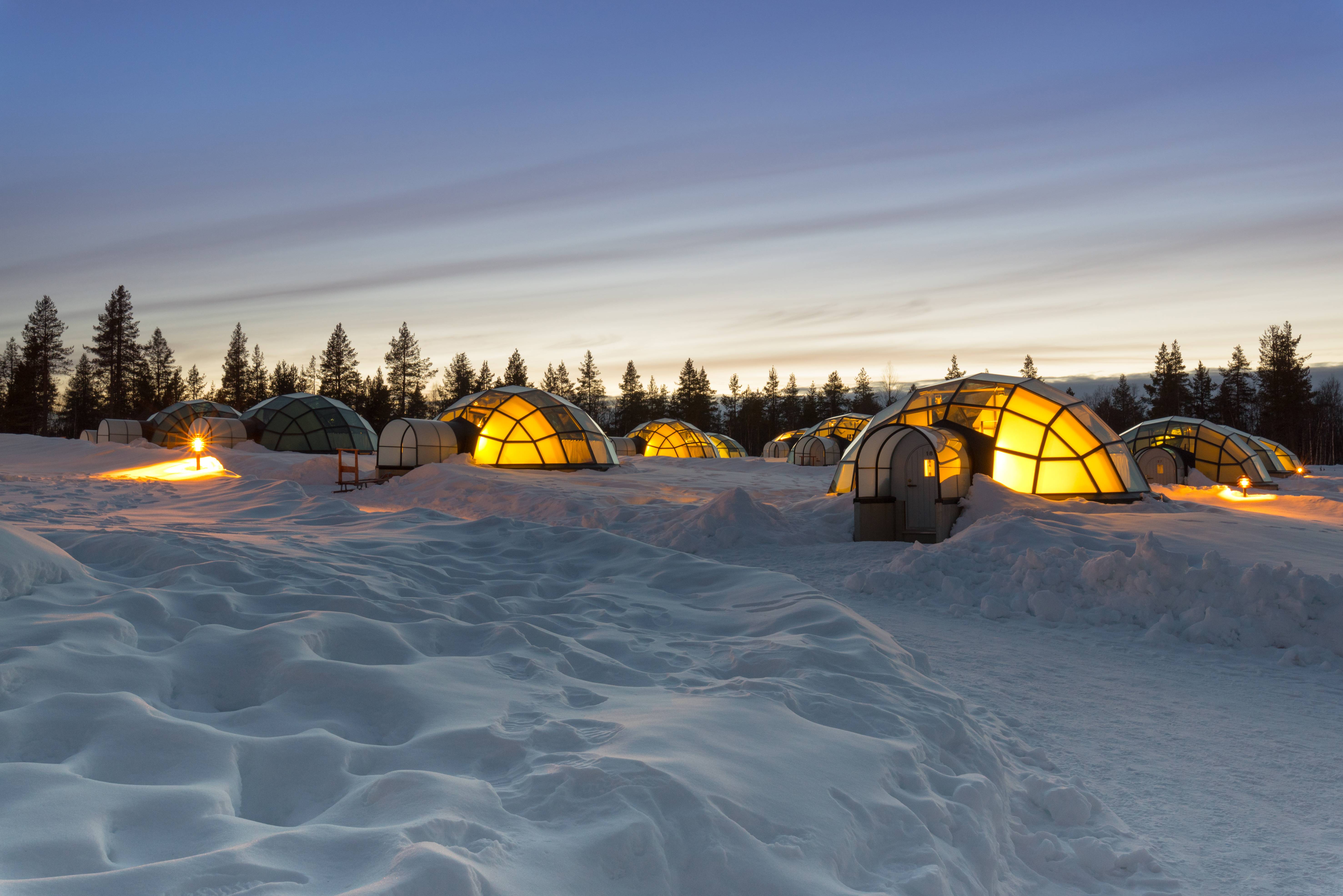 igloo di vetro illuminati di notte