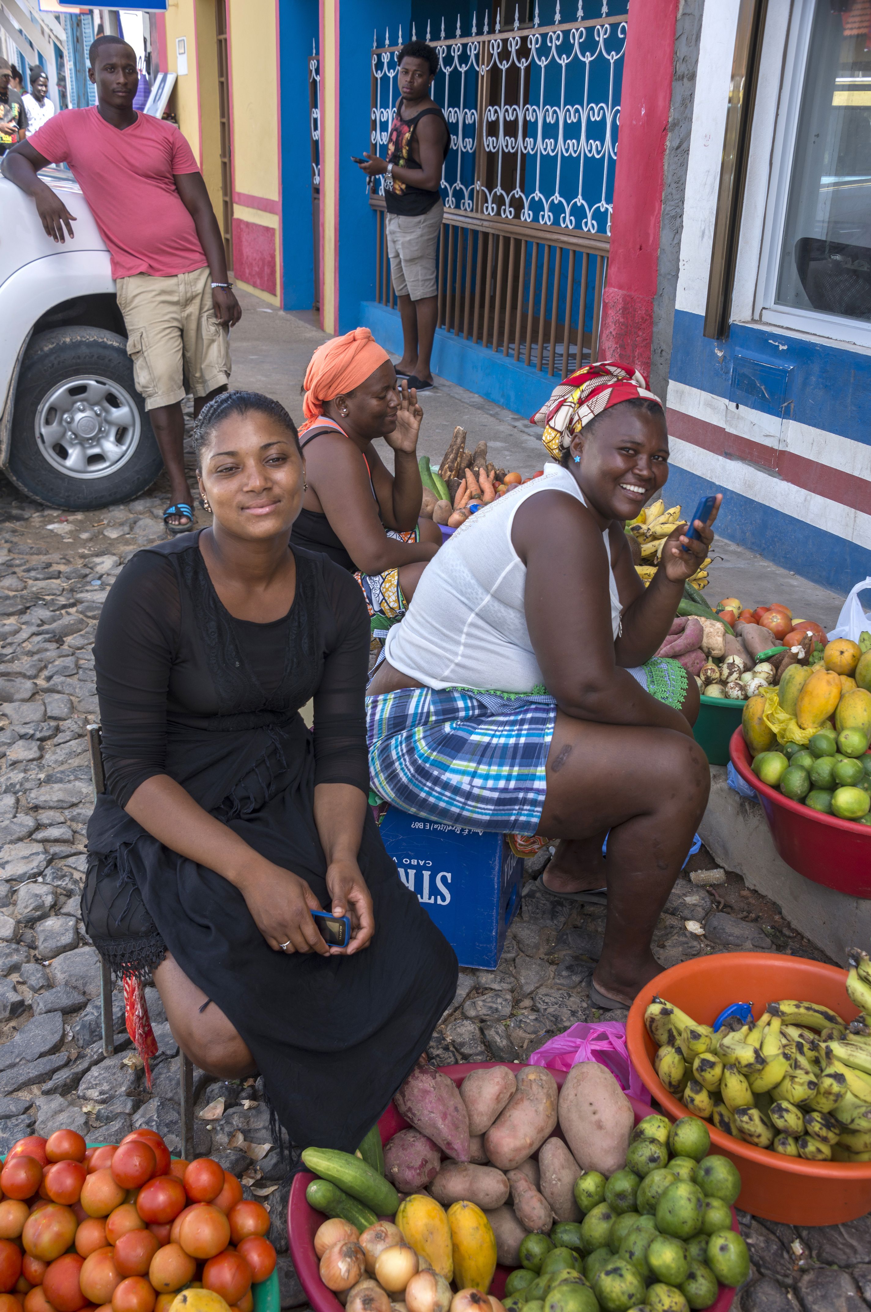 donne di capo verde che vendono frutta