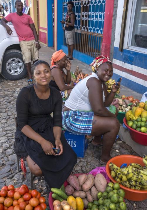 donne di capo verde che vendono frutta