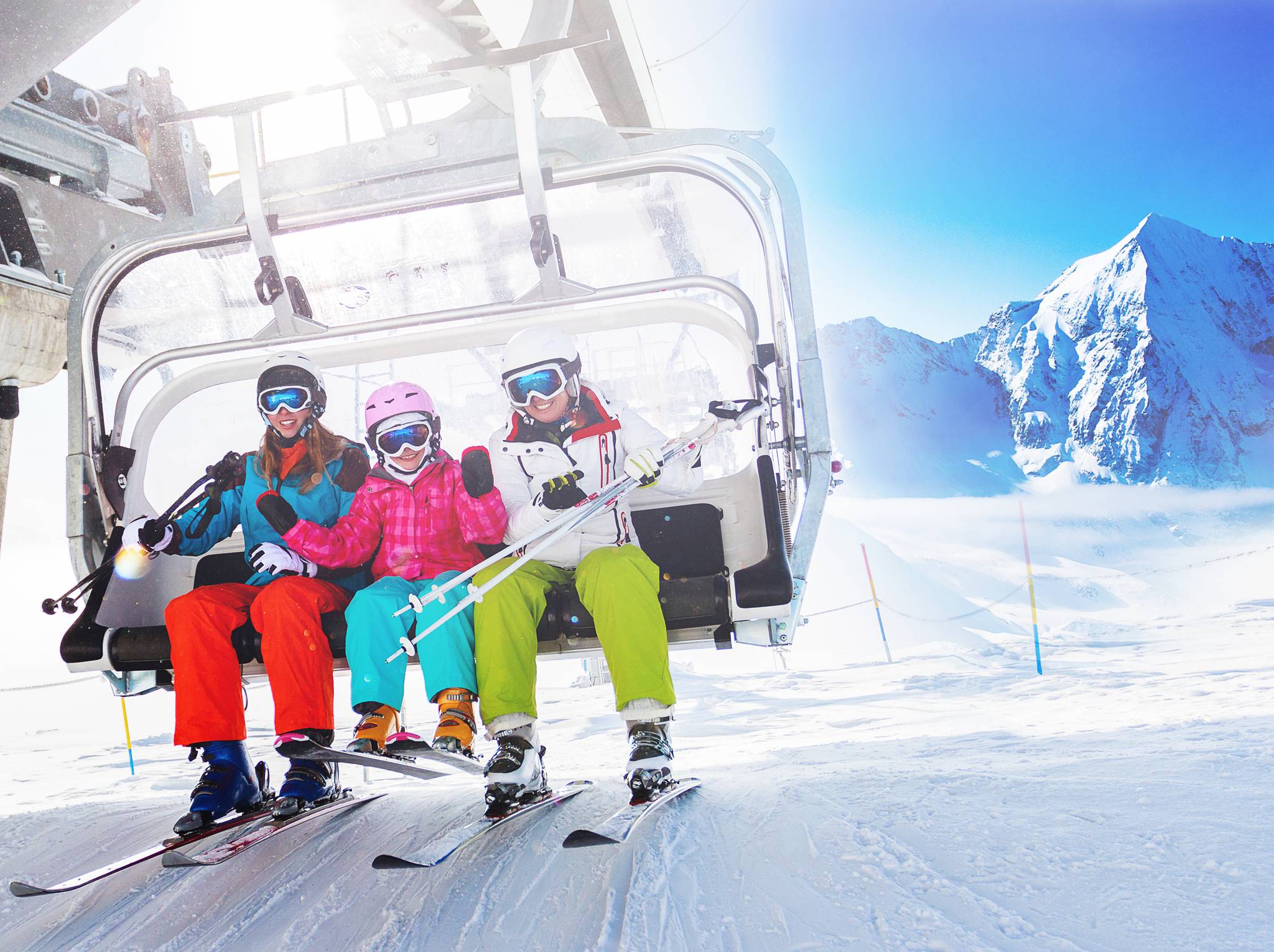 famiglia su seggiovia in montagna