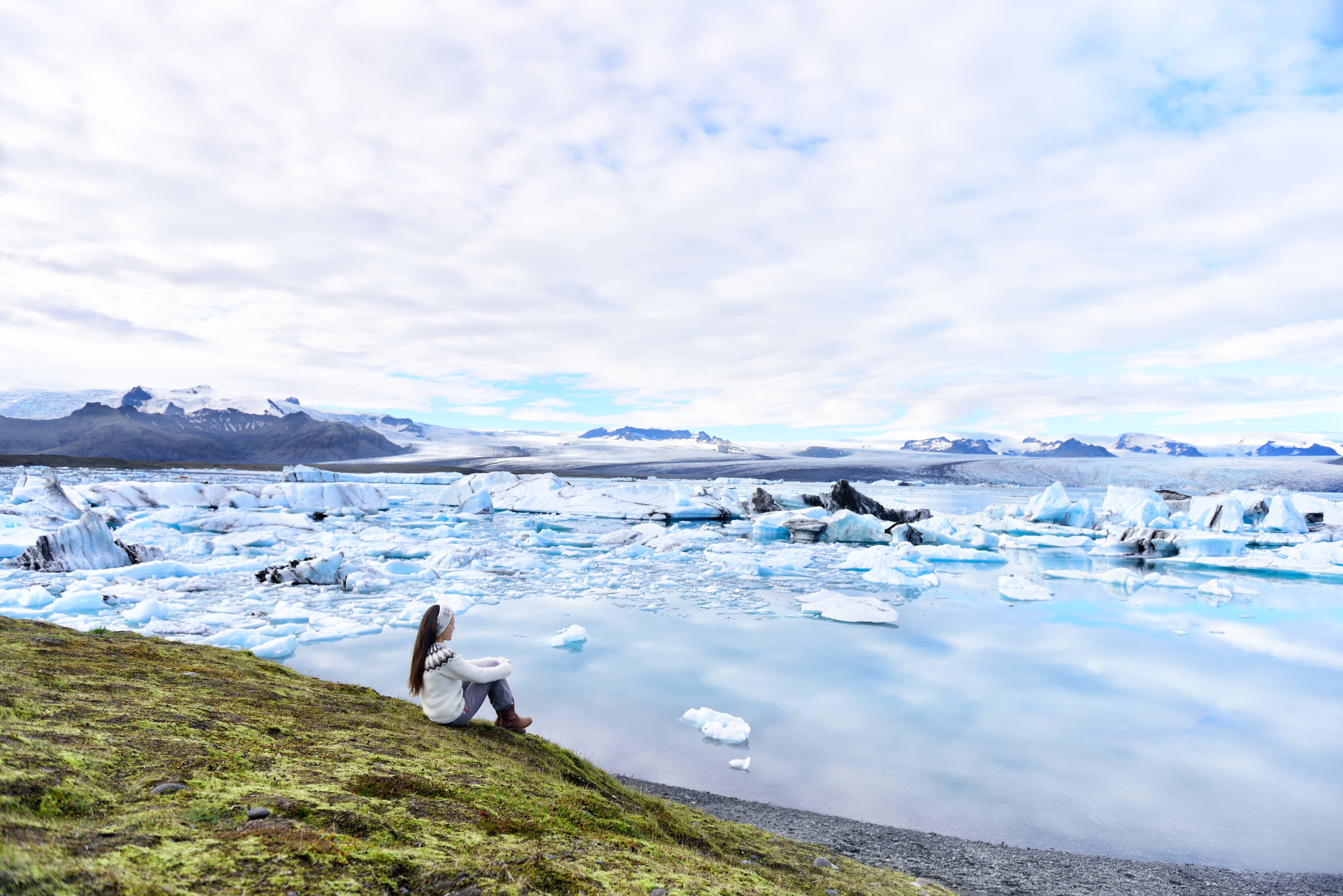 donna seduta con vista sulla laguna glaciale jokulsarlon