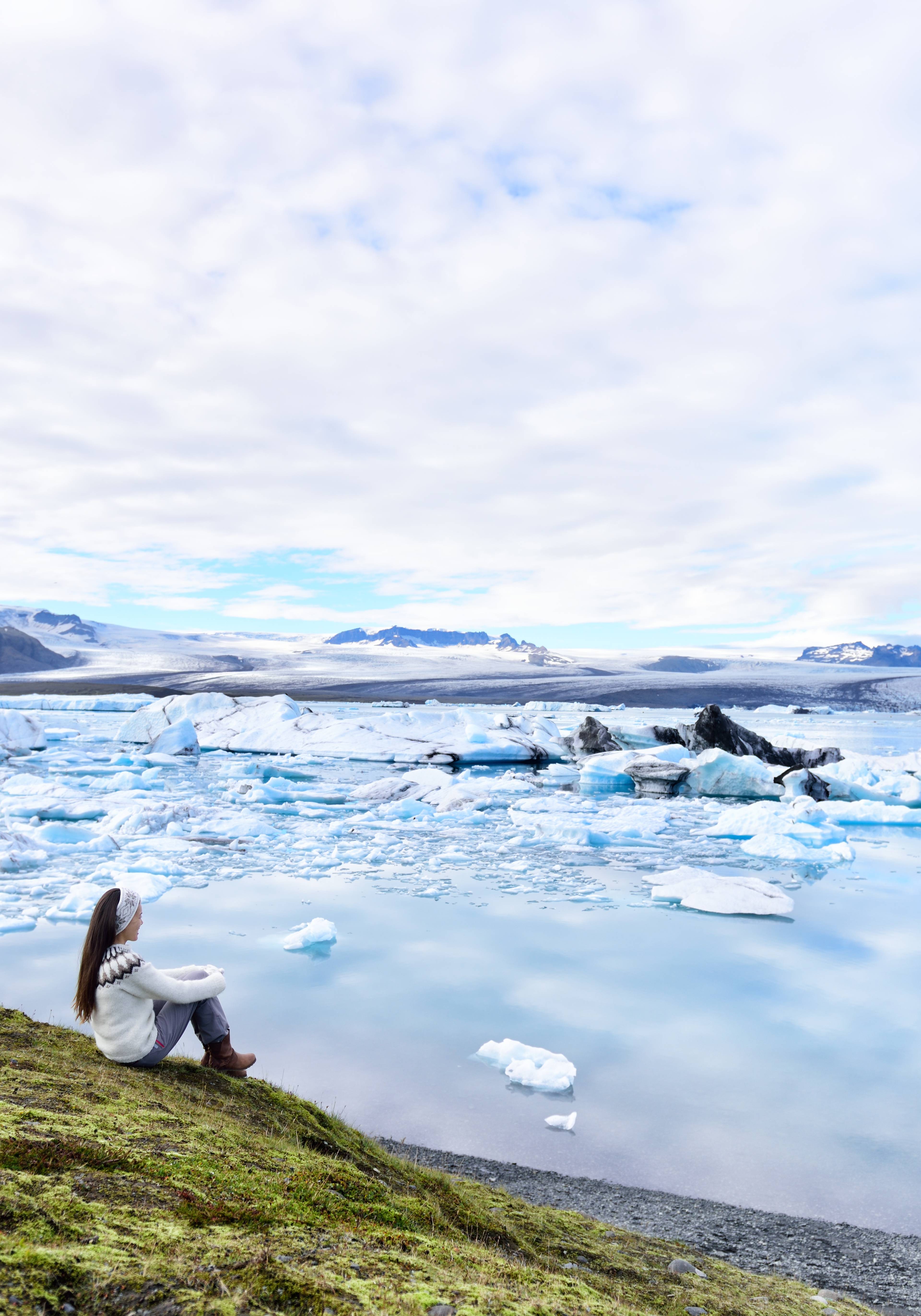 donna seduta con vista sulla laguna glaciale jokulsarlon